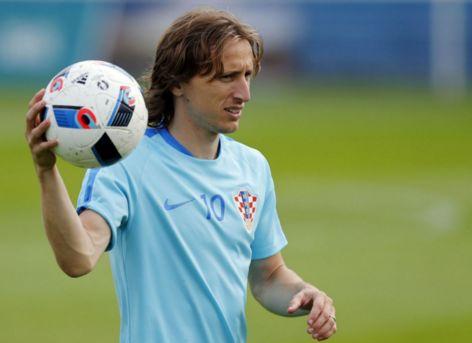 诺兰·莱恩在德州游骑兵队完成了生涯第 300 胜，全场观众起立鼓掌